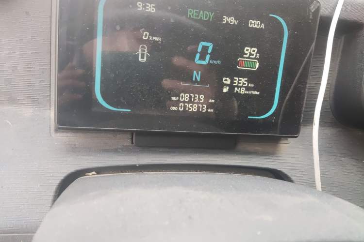 Used Yufeng Gold Warehouse 2025 Model Bus Version with Slow Charger Odometer Close Up