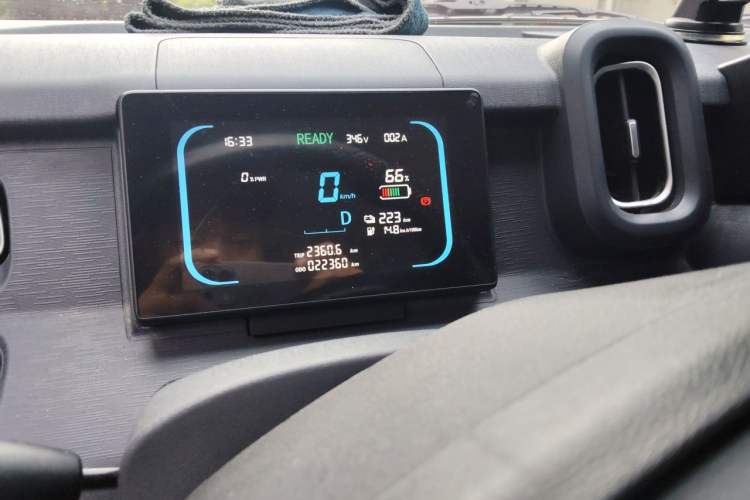 Used Yufeng Gold Warehouse 2025 Model Bus Version with Slow Charger Odometer Close Up