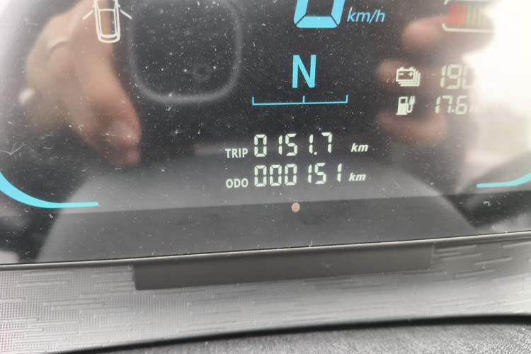 Used Yufeng Gold Warehouse 2025 Model Value Edition, 42.3 kWh Odometer Close Up