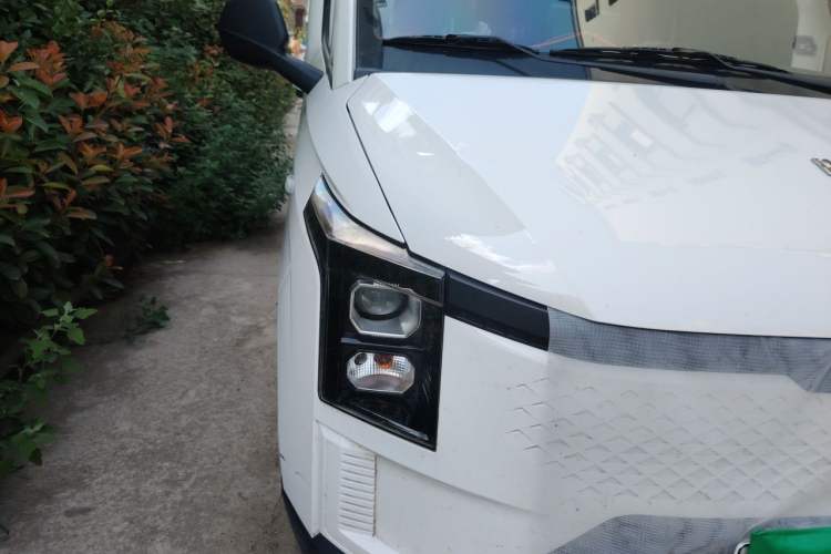 Used Yufeng Gold Warehouse 2025 Model Bus Version with Slow Charger Right Front Headlight
