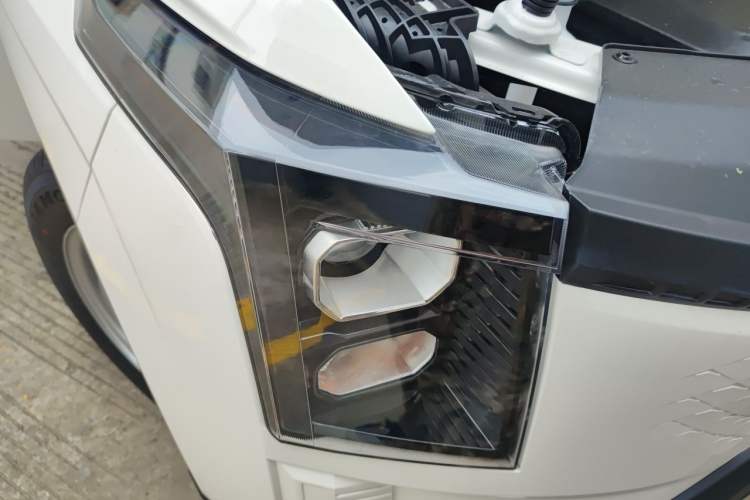 Used Yufeng Gold Warehouse 2025 Model Refreshed Version, First-Class Cabin Right Front Headlight