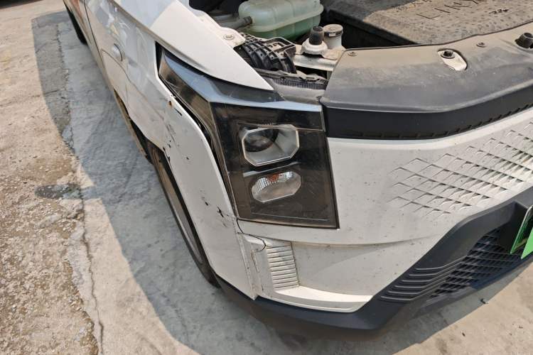 Used Yufeng Gold Warehouse 2025 Model Bus Version with Slow Charger Right Front Headlight