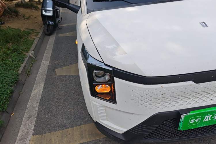 Used Yufeng Gold Warehouse 2025 Model Refreshed Version, First-Class Cabin Right Front Headlight