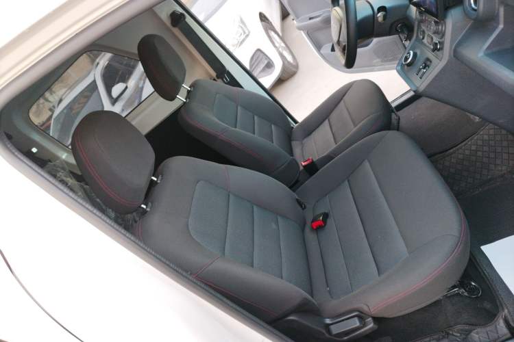Used Yufeng Gold Warehouse 2025 Model Value Edition, 42.3 kWh Right Front Seat