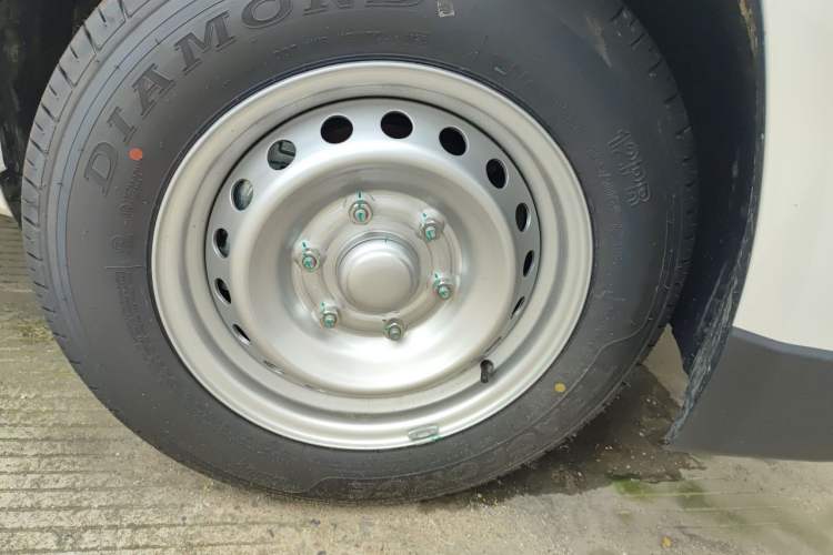 Used Yufeng Gold Warehouse 2025 Model Refreshed Version, First-Class Cabin Right Front Wheel Hub