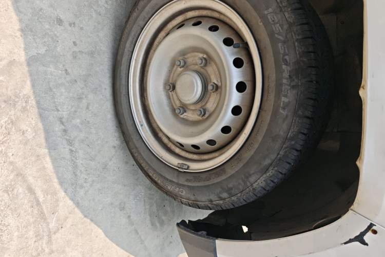 Used Yufeng Gold Warehouse 2025 Model Bus Version with Slow Charger Right Front Wheel Hub