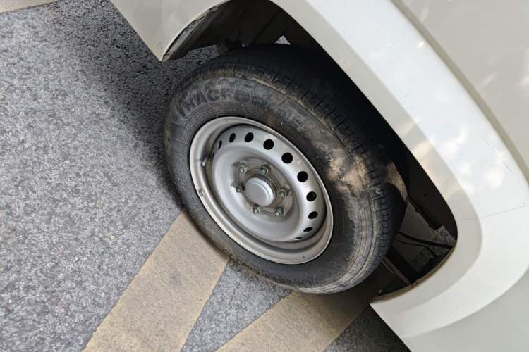 Used Yufeng Gold Warehouse 2025 Model Refreshed Version, First-Class Cabin Right Front Wheel Hub
