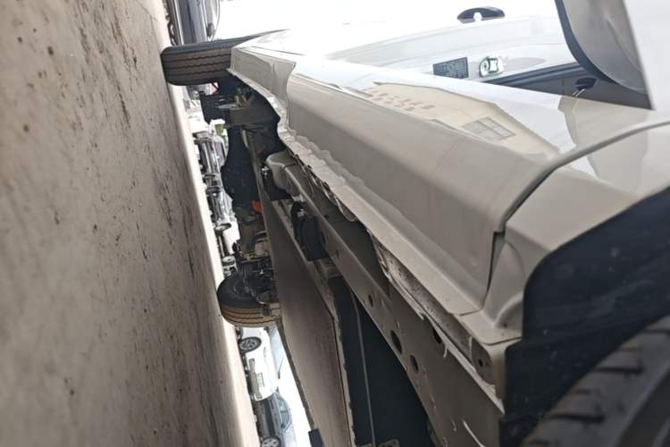 Used Yufeng Gold Warehouse 2025 Model PLUS Value Edition, 42.3 kWh Right Side Sill