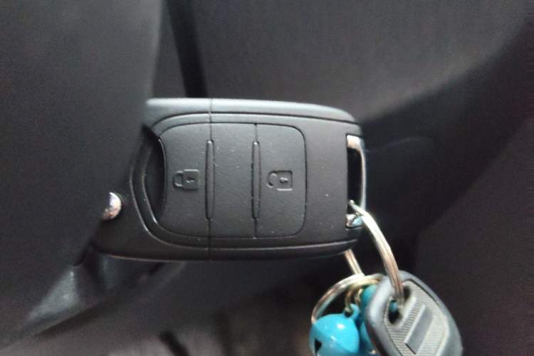 Used Yufeng Gold Warehouse 2025 Model Bus Version with Slow Charger Vehicle Key