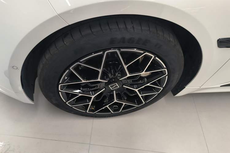 Used Zeekr 001 2025 WE Edition 100 kWh Rear-Wheel Drive Left Front Wheel Hub