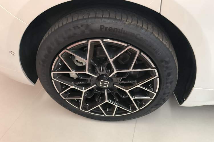 Used Zeekr 001 2025 WE Edition 100 kWh Rear-Wheel Drive Right Rear Wheel Hub