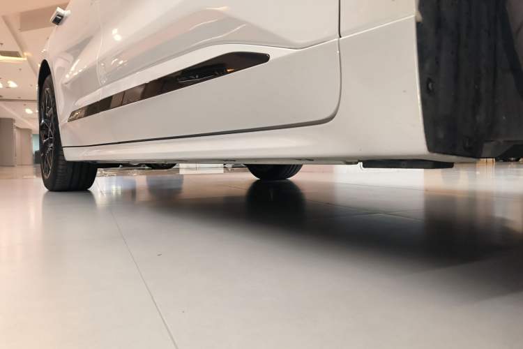Used Zeekr 001 2025 WE Edition 100 kWh Rear-Wheel Drive Right Side Sill