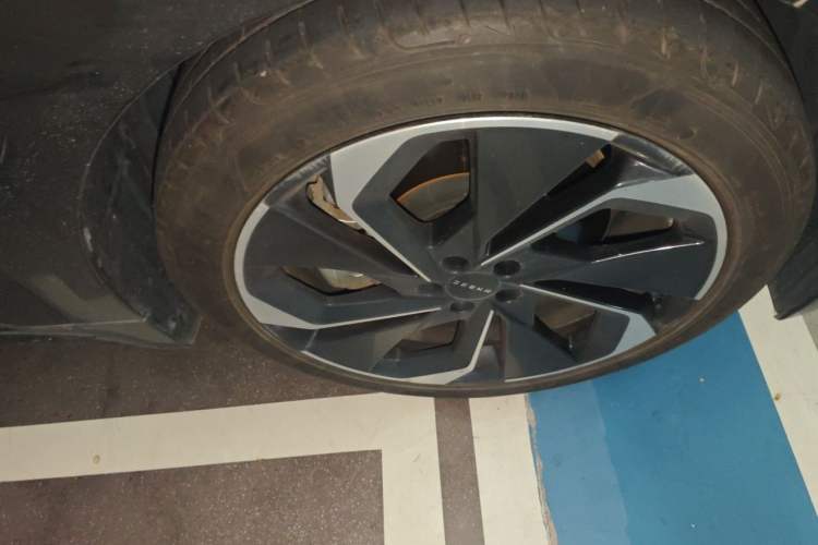 Used Zeekr 001 2021 Ultra-Long Range Single-Motor WE Edition Right Front Wheel Hub
