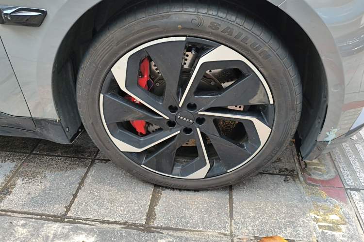 Used Zeekr 001 2021 Long-Range Dual-Motor WE Edition Right Front Wheel Hub