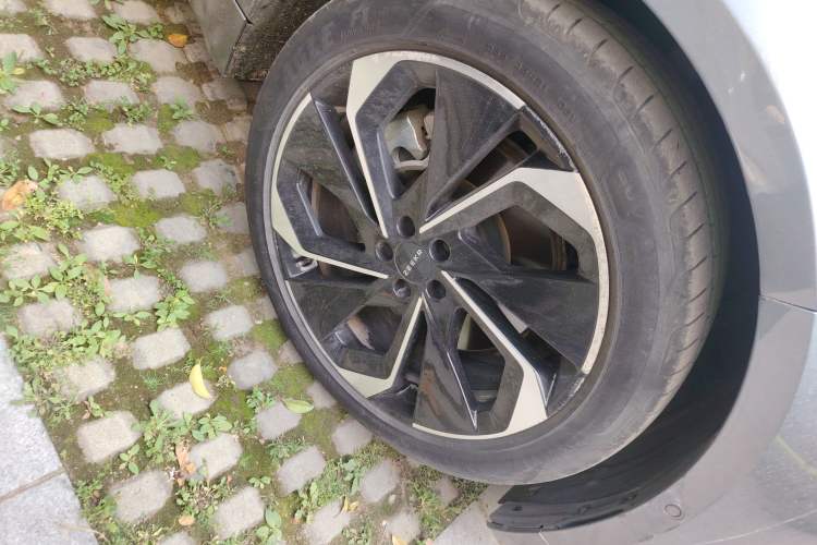 Used Zeekr 001 2021 Ultra-Long Range Single-Motor WE Edition Right Front Wheel Hub