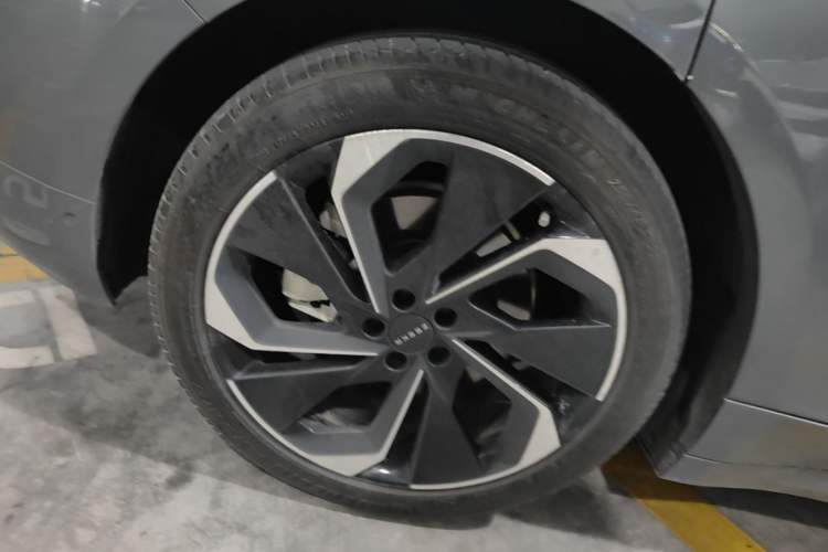 Used Zeekr 001 2021 Ultra-Long Range Dual-Motor YOU Version Right Rear Wheel Hub
