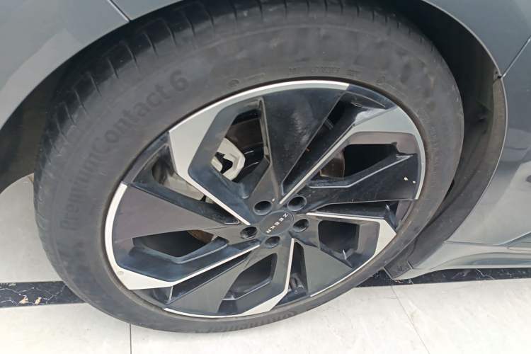 Used Zeekr 001 2021 Ultra-Long Range Dual-Motor YOU Version Right Rear Wheel Hub