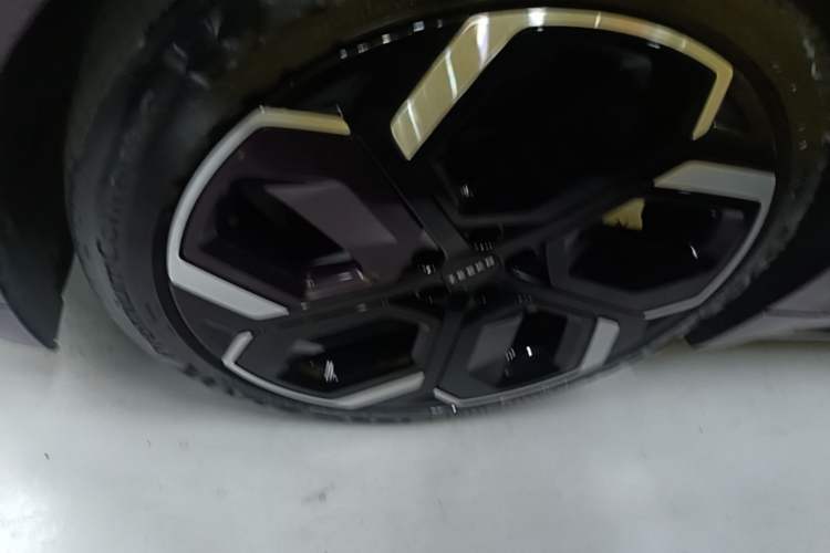 Used Zeekr 001 2021 Ultra-Long Range Dual-Motor YOU Version Left Front Wheel Hub