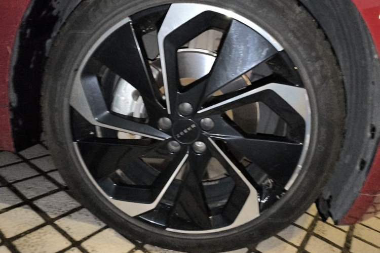 Used Zeekr 001 2021 Ultra-Long Range Single-Motor WE Edition Right Front Wheel Hub
