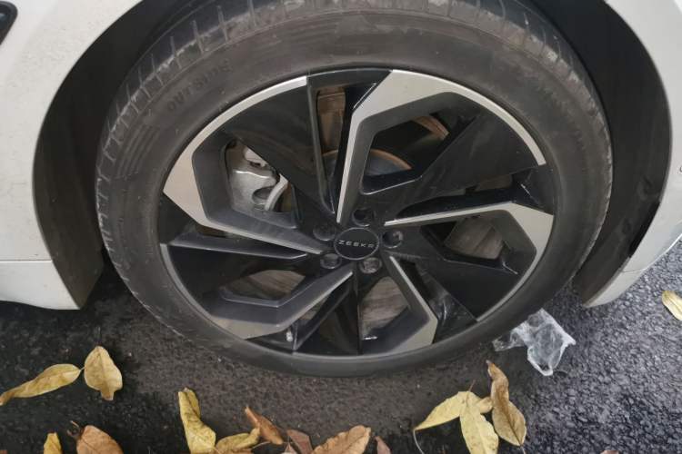 Used Zeekr 001 2021 Ultra-Long Range Single-Motor WE Edition Right Front Wheel Hub