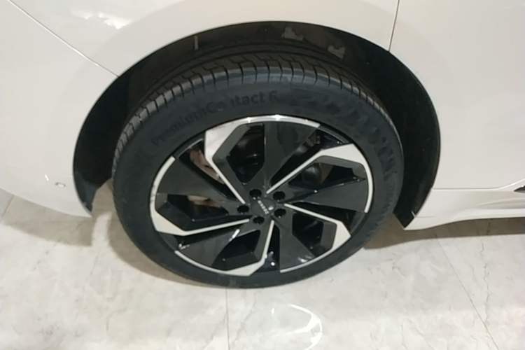Used Zeekr 001 2021 Ultra-Long Range Dual-Motor YOU Version Right Rear Wheel Hub