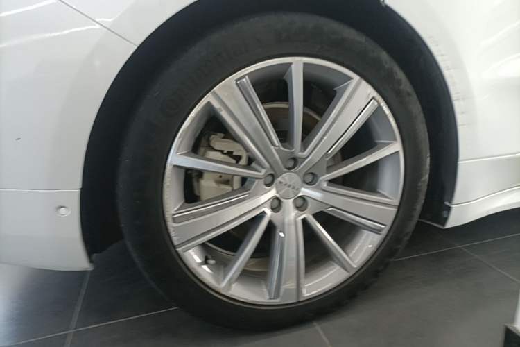 Used Zeekr 001 2021 Ultra-Long Range Dual-Motor YOU Version Right Rear Wheel Hub