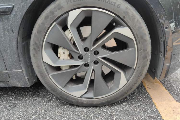 Used Zeekr 001 2022 Ultra-Long Range Dual-Motor YOU Version Right Front Wheel Hub