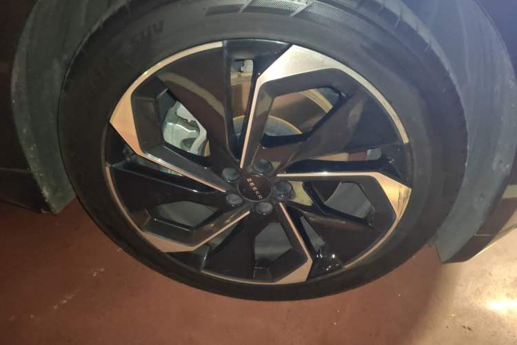 Used Zeekr 001 2022 Long-Range Dual-Motor WE Edition Right Front Wheel Hub