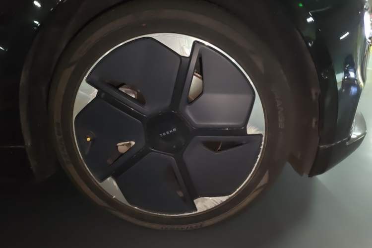 Used Zeekr 001 2022 Long-Range Dual-Motor WE Edition Right Front Wheel Hub