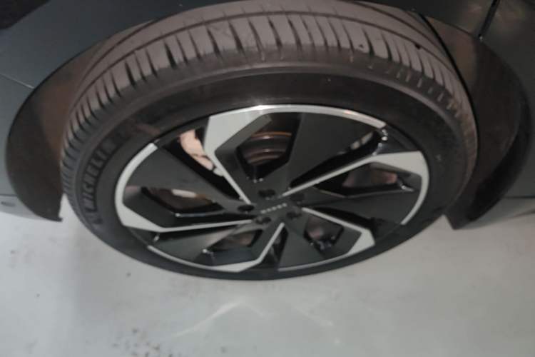 Used Zeekr 001 2022 Ultra-Long Range Dual-Motor YOU Version Right Rear Wheel Hub