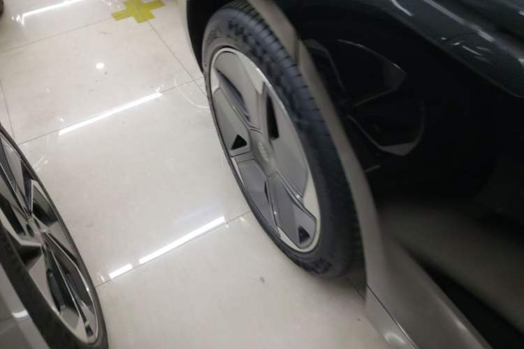Used Zeekr 001 2022 Long-Range Dual-Motor WE Edition Right Rear Wheel Hub