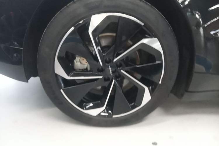 Used Zeekr 001 2022 Long-Range Dual-Motor WE Edition Right Rear Wheel Hub