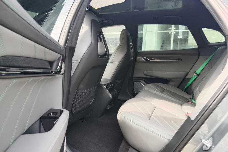 Used Zeekr 001 2022 Long-Range Dual-Motor WE Edition Interior 4
