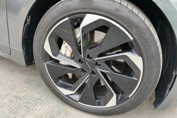 Used Zeekr 001 2022 Ultra-Long Range Dual-Motor ME Version Right Front Wheel Hub