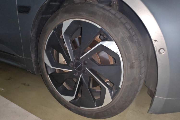 Used Zeekr 001 2022 Long-Range Dual-Motor WE Edition Right Front Wheel Hub