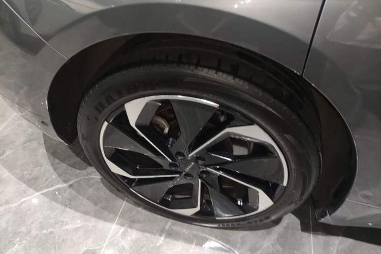 Used Zeekr 001 2022 Long-Range Dual-Motor WE Edition Right Rear Wheel Hub