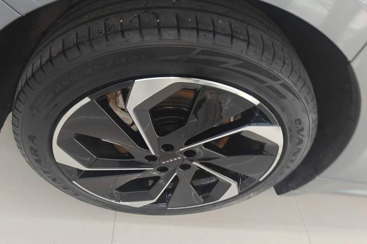 Used Zeekr 001 2022 Long-Range Dual-Motor WE Edition Right Rear Wheel Hub