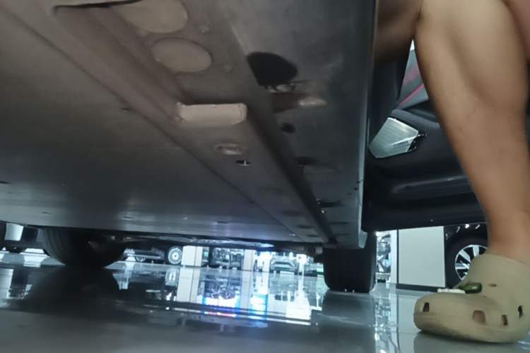 Used Zeekr 001 2022 Ultra-Long Range Dual-Motor YOU Version Right Side Sill