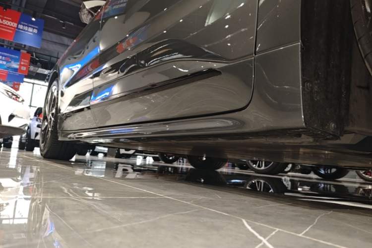 Used Zeekr 001 2022 Ultra-Long Range Dual-Motor YOU Version Right Side Sill