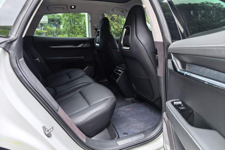 Used Zeekr 001 2022 Long-Range Dual-Motor WE Edition Interior 4