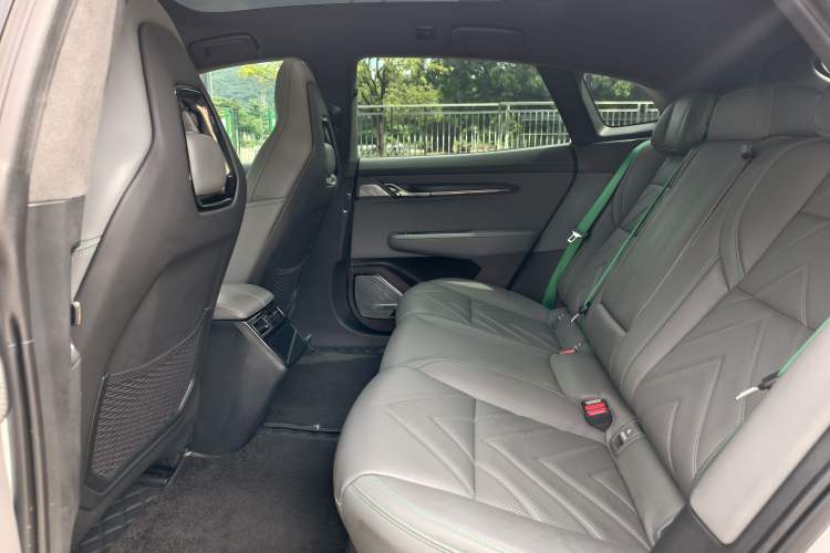 Used Zeekr 001 2022 Ultra-Long Range Dual-Motor ME Version Interior 7