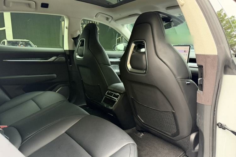 Used Zeekr 001 2022 Long-Range Dual-Motor WE Edition Interior 9