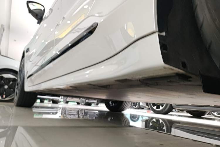 Used Zeekr 001 2022 Ultra-Long Range Dual-Motor YOU Version Left Side Sill