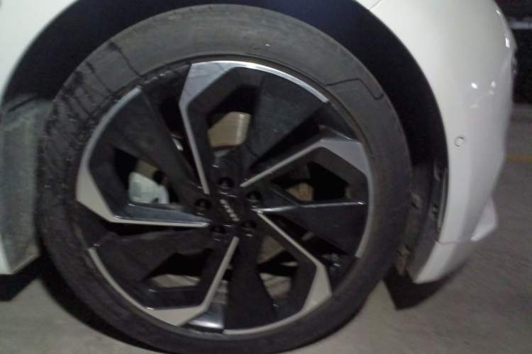 Used Zeekr 001 2022 Ultra-Long Range Single-Motor WE Version Right Front Wheel Hub