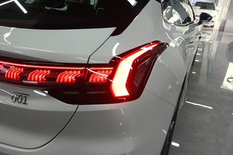 Used Zeekr 001 2022 Ultra-Long Range Single-Motor WE Version Right Rear Taillight