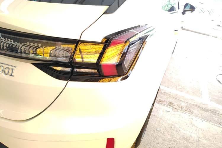 Used Zeekr 001 2022 Ultra-Long Range Single-Motor WE Version Right Rear Taillight