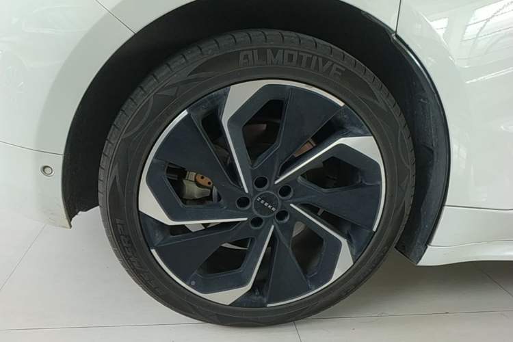Used Zeekr 001 2022 Long-Range Dual-Motor WE Edition Right Rear Wheel Hub