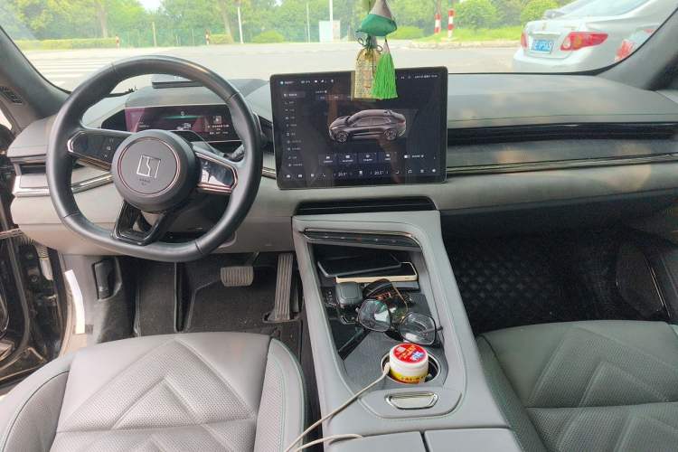 Used Zeekr 001 2023 WE Edition 100 kWh Center Console
