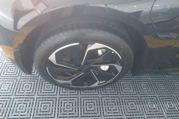 Used Zeekr 001 2023 YOU Edition 100 kWh Left Front Wheel Hub