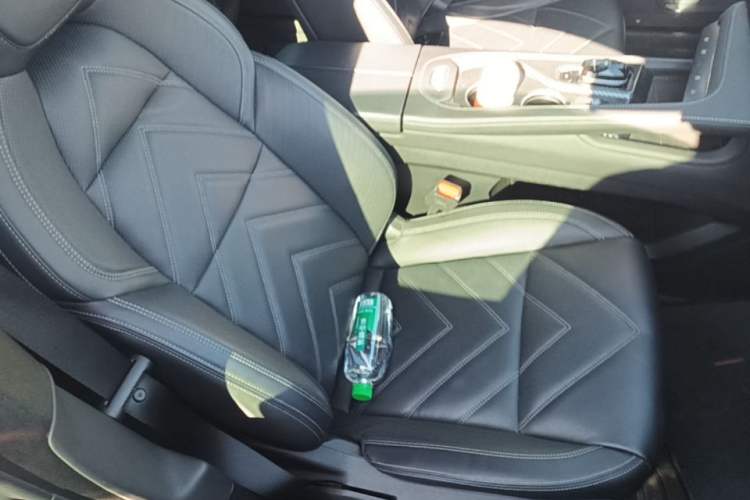 Used Zeekr 001 2023 WE Edition 86 kWh Right Front Seat